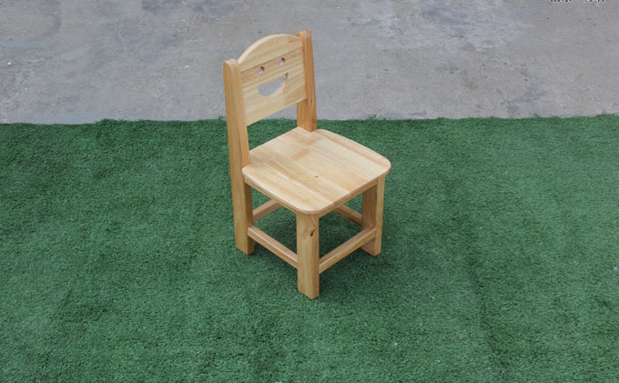 山东厚朴幼儿园家具生产实拍-笑脸椅子组装