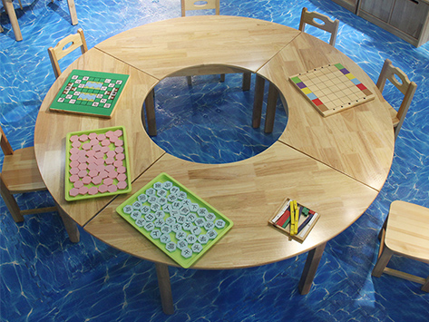 幼儿园木质桌子