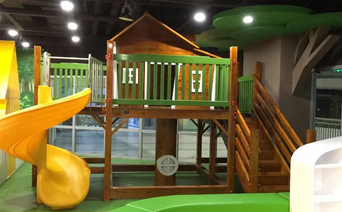 塑料和实木之间，幼儿园滑梯设备该如何取舍？