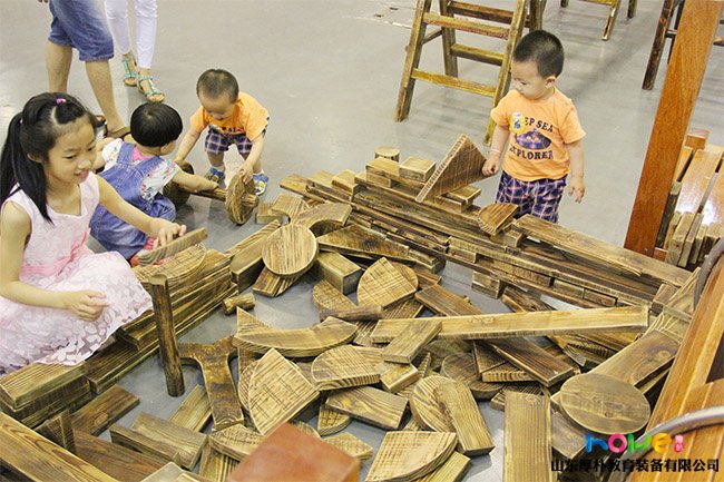 幼儿园大中小班积木区材料投放与指导方法
