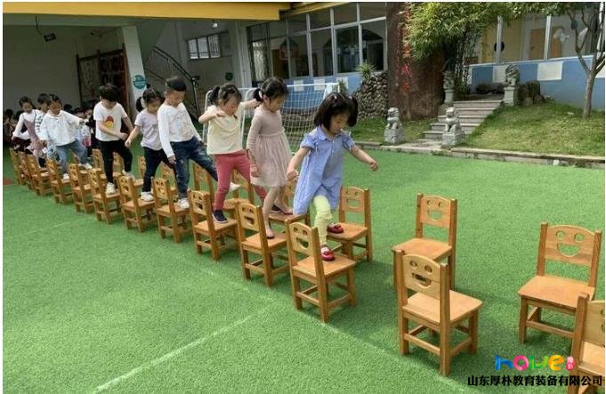 幼儿园椅子的玩法—走步游戏椅子上的行动