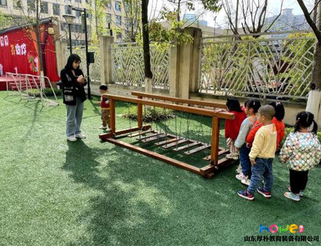 幼儿园走平衡木荡桥对幼儿的好处