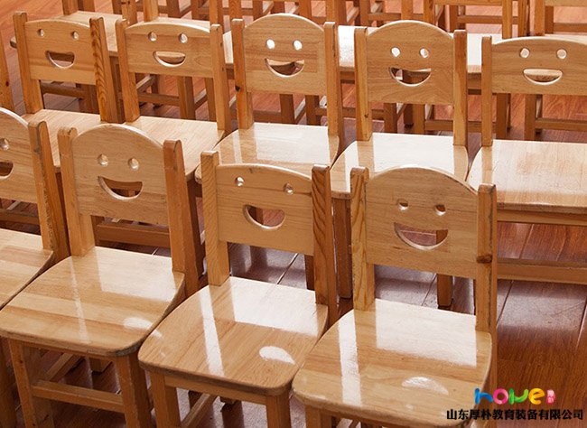 幼儿园小班安全教育正确坐椅子